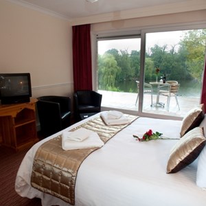inn-on-the-lake---lakeside-bedroom-uk-bride.jpg